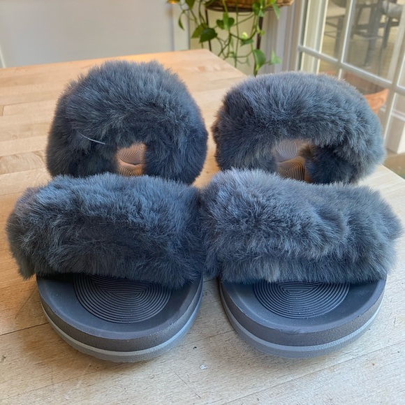 Coface Gray Furry Slippers with Rubber Soles NWT’s Size US 11, UK 9, EUR 43 - Picture 2 of 5